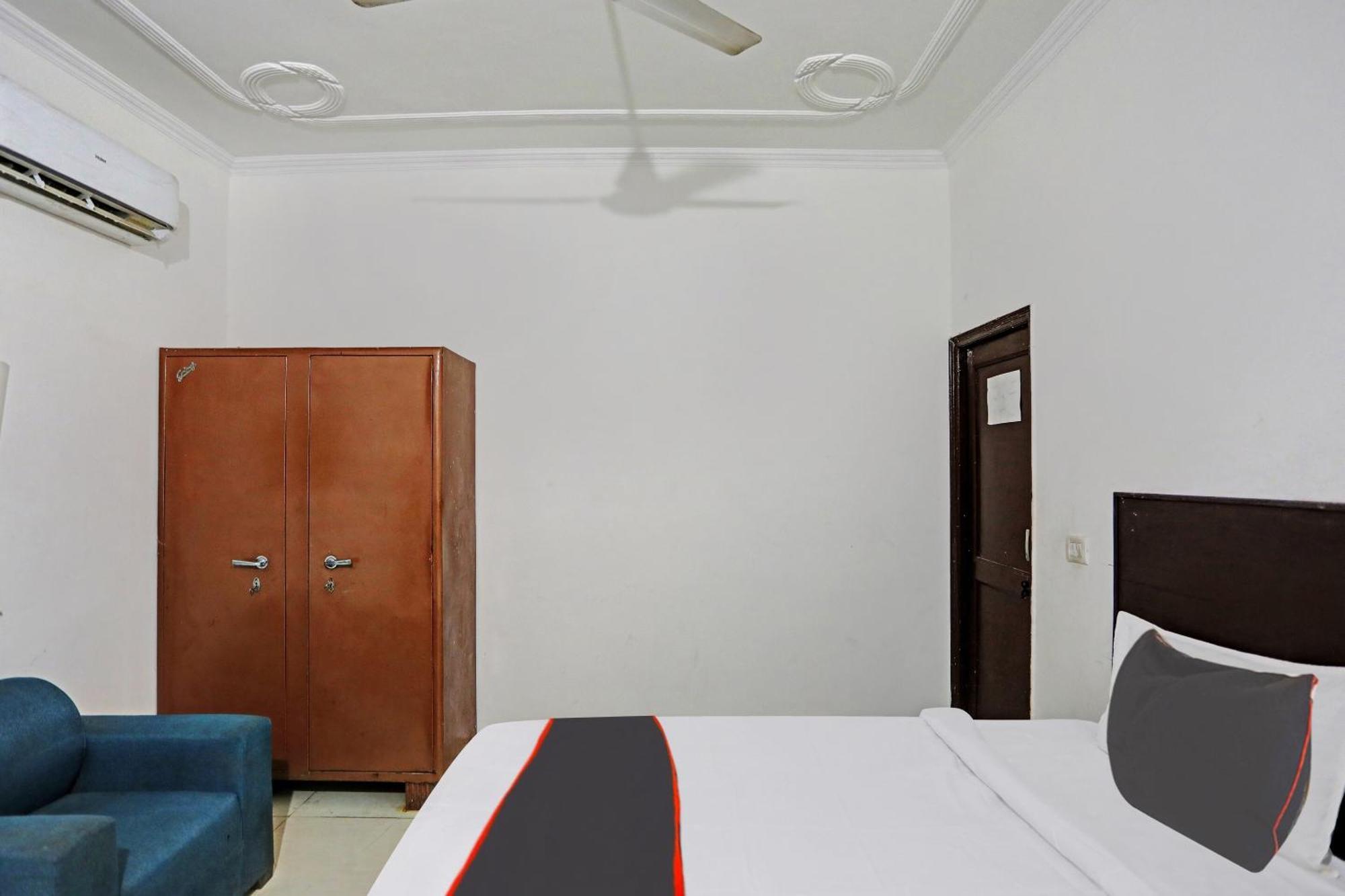 Collection O Mayank Guest House Near Iskcon Temple Noida Kalkaji Devi Exterior photo