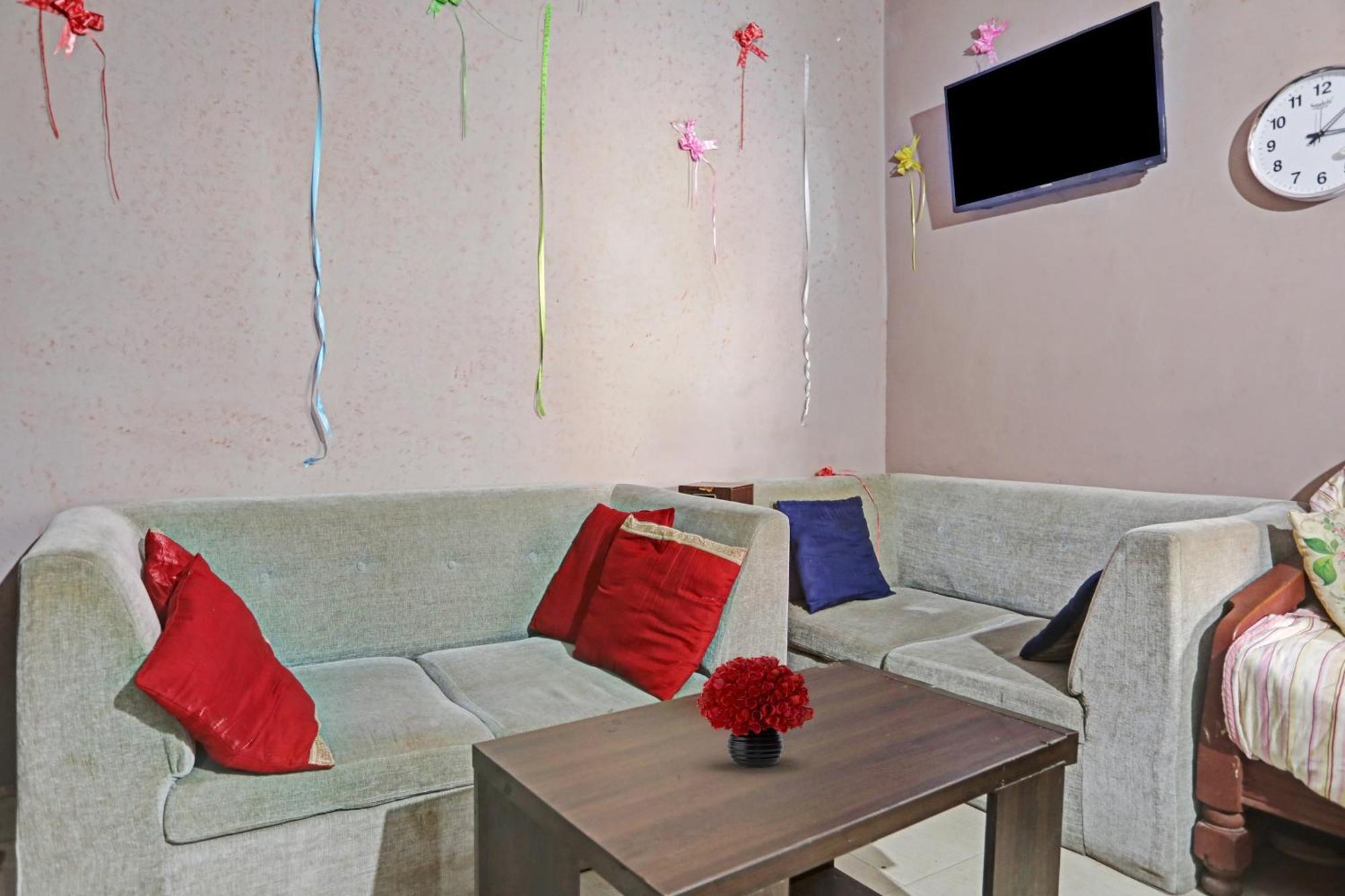 Collection O Mayank Guest House Near Iskcon Temple Noida Kalkaji Devi Exterior photo