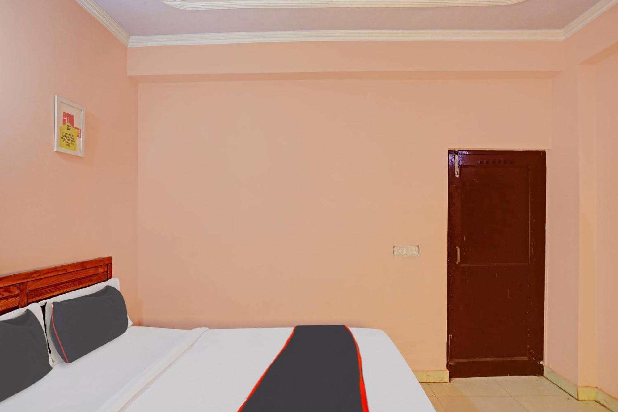 Collection O Mayank Guest House Near Iskcon Temple Noida Kalkaji Devi Exterior photo